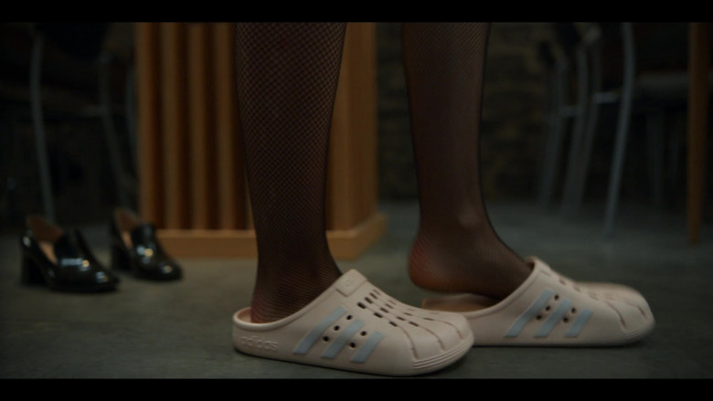Adidas Adilette Clog Slide Sandals of Sadie Soverall as Beatrix in Fate The Winx Saga S02E01 Low-Flying Panic Attack (3)