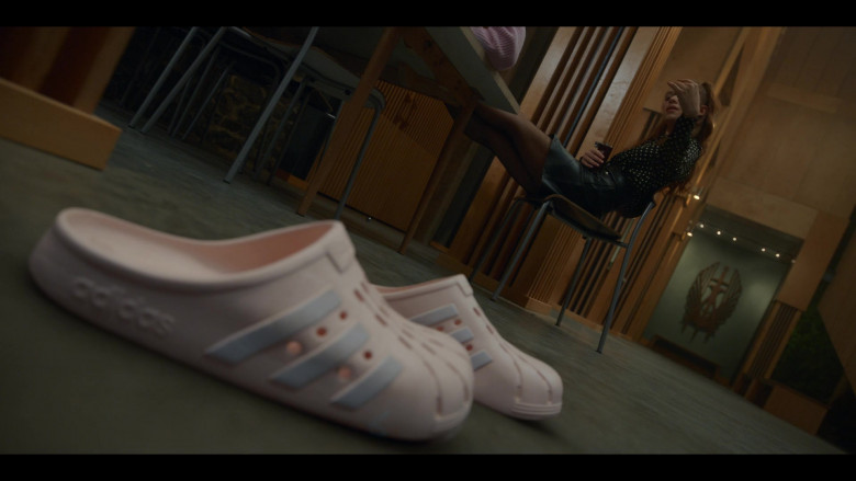 Adidas Adilette Clog Slide Sandals of Sadie Soverall as Beatrix in Fate The Winx Saga S02E01 Low-Flying Panic Attack (4)