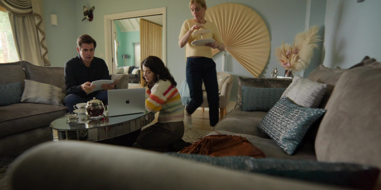 Apple MacBook Laptop in Bad Sisters S01E04 Baby Becka (2022)