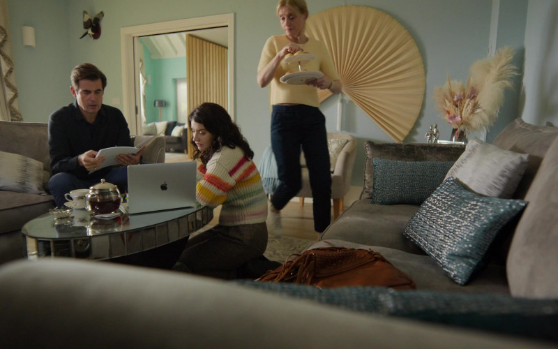 Apple MacBook Laptop in Bad Sisters S01E04 Baby Becka (2022)