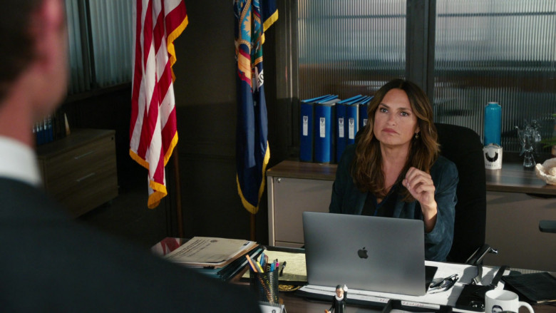 Apple MacBook Laptop in Law & Order S22E01 Gimme Shelter – Part Three (2022)