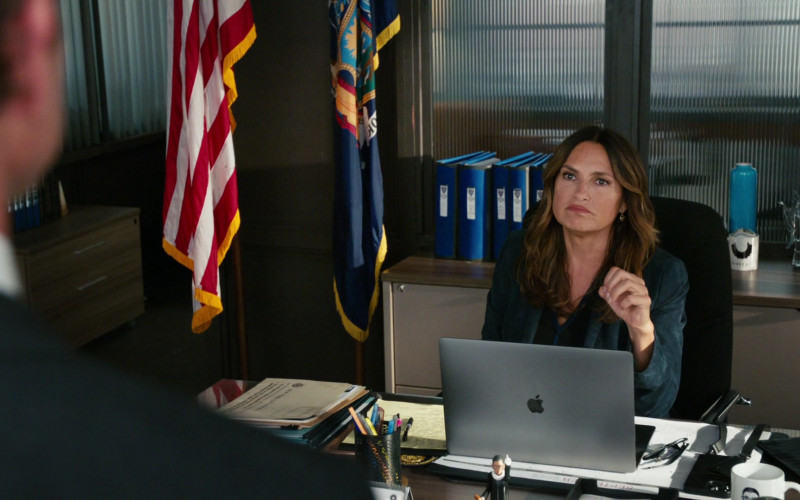 Apple MacBook Laptop in Law & Order S22E01 Gimme Shelter – Part Three (2022)