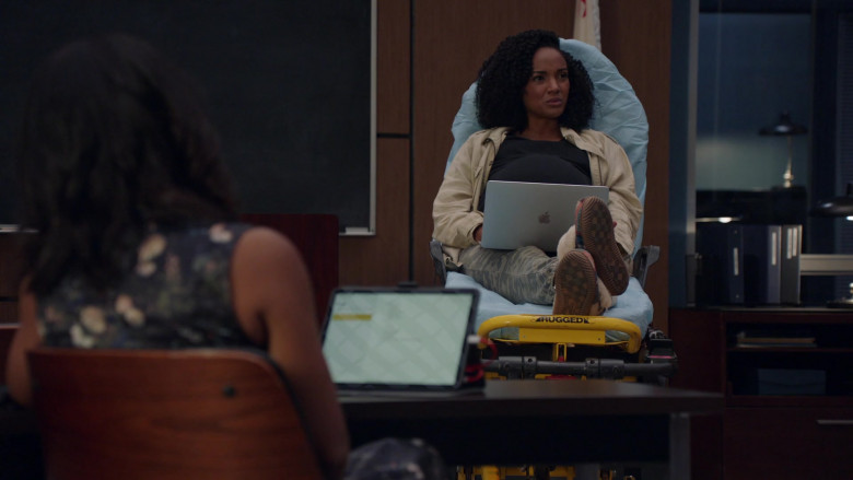 Apple MacBook Laptop in The Rookie S05E01 Double Down (2)