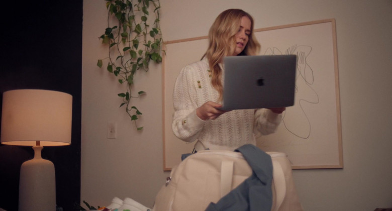 Apple MacBook Laptop of Elizabeth Lail in Mack & Rita (2022)