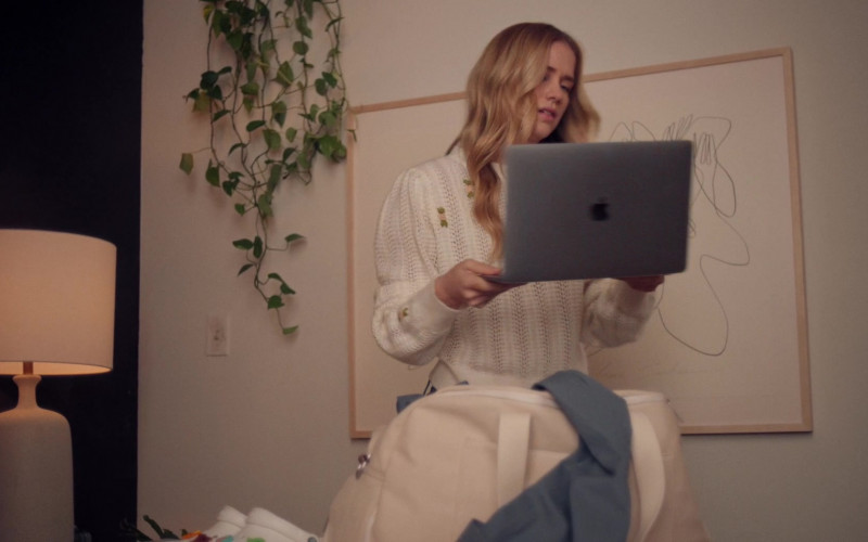 Apple MacBook Laptop of Elizabeth Lail in Mack & Rita (2022)