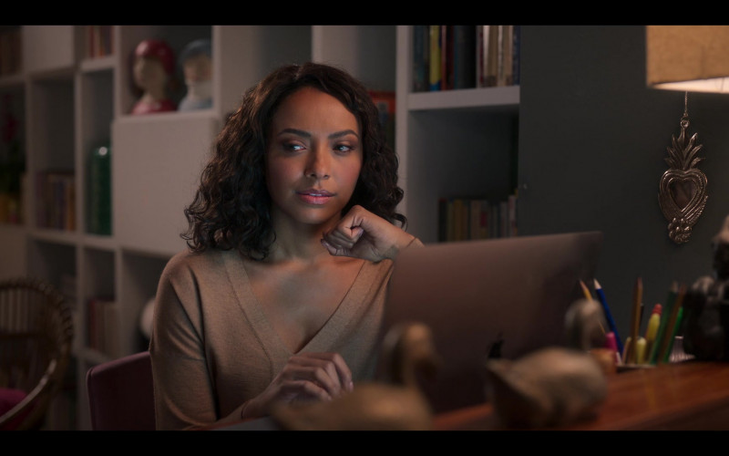 Apple MacBook Laptop of Kat Graham as Julie Hutton in Love in the Villa (2022)