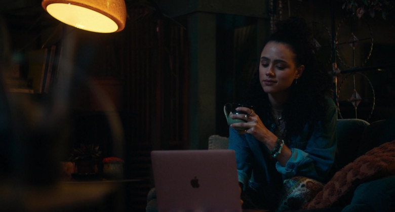 Apple MacBook Laptop of Nathalie Emmanuel as Evie in The Invitation (2022)
