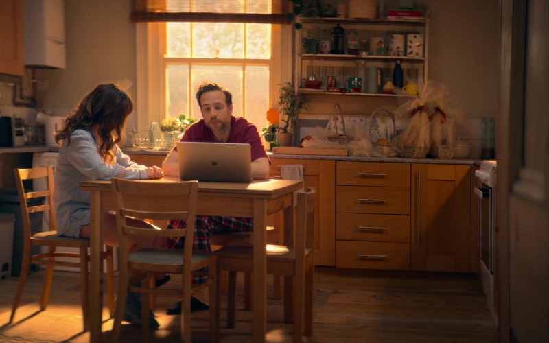 Apple MacBook Laptop of Rafe Spall as Jason Ross in Trying S03E08 The End of the Beginning (1)