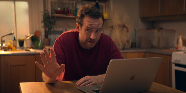 Apple MacBook Laptop of Rafe Spall as Jason Ross in Trying S03E08 The End of the Beginning (2)