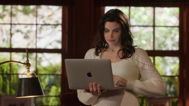 Apple MacBook Laptops in Chesapeake Shores S06E03 Night and Day (1)