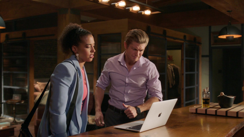 Apple MacBook Laptops in Chesapeake Shores S06E06 Straighten Up and Fly Right (1)