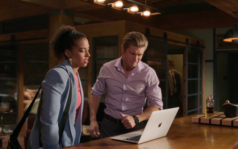 Apple MacBook Laptops in Chesapeake Shores S06E06 Straighten Up and Fly Right (1)