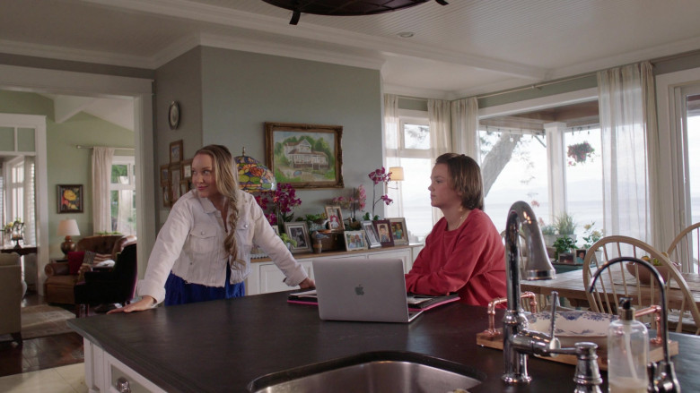 Apple MacBook Laptops in Chesapeake Shores S06E06 Straighten Up and Fly Right (3)