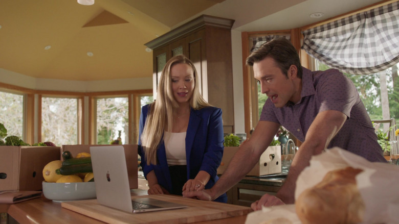 Apple MacBook Laptops in Chesapeake Shores S06E07 It's Not for Me to Say (1)