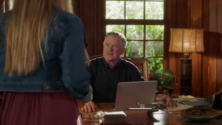 Apple MacBook Laptops in Chesapeake Shores S06E07 It's Not for Me to Say (4)