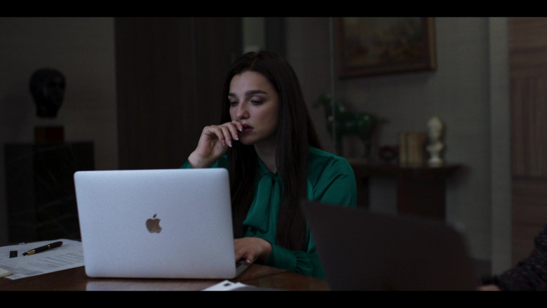 Apple MacBook Laptops in Industry S02E08 Jerusalem (1)