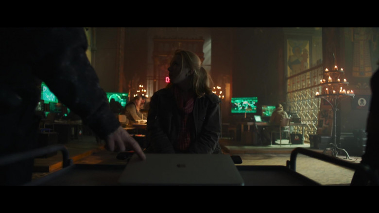Apple MacBook Laptops in Last Light S01E05 Illumination (1)