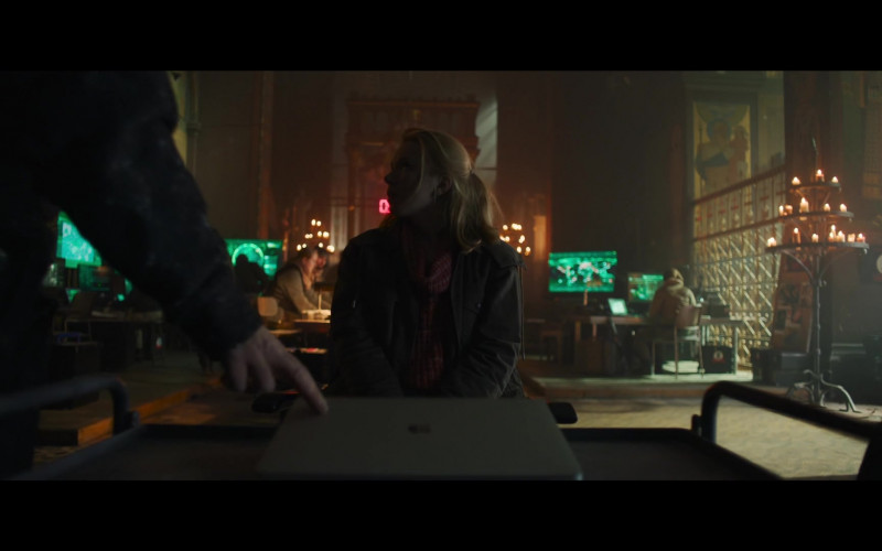 Apple MacBook Laptops in Last Light S01E05 Illumination (1)