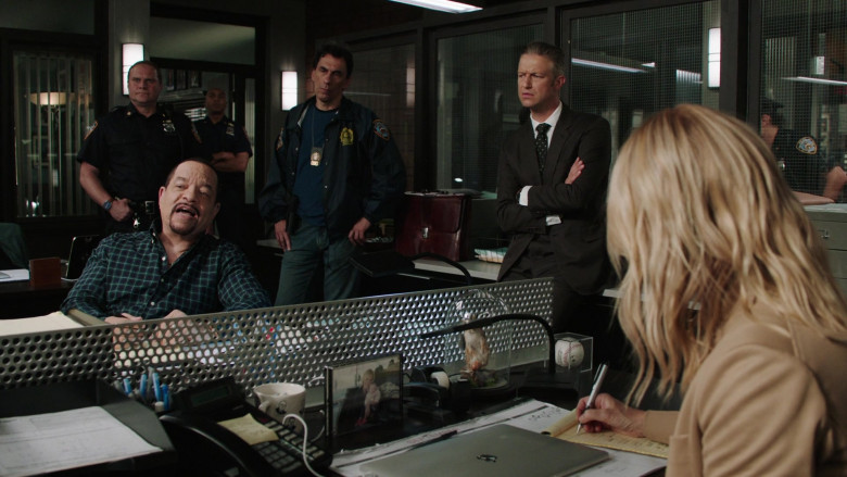 Apple MacBook Pro Laptop Computers in Law & Order Special Victims Unit S24E02 The One You Feed (2)
