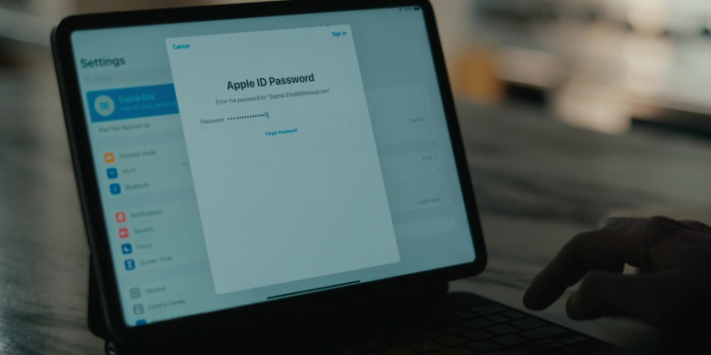 Apple iPad Tablet in Surface S01E08 See You on the Other Side (2022)