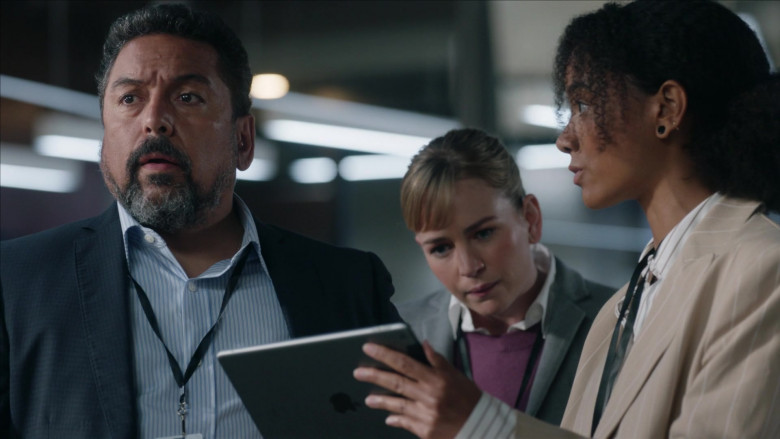 Apple iPad Tablets in The Rookie Feds S01E01 Day One (1)