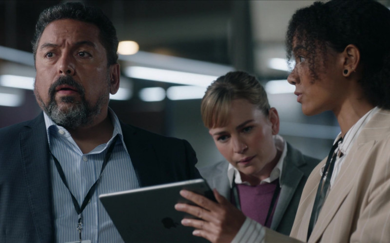 Apple iPad Tablets in The Rookie Feds S01E01 Day One (1)