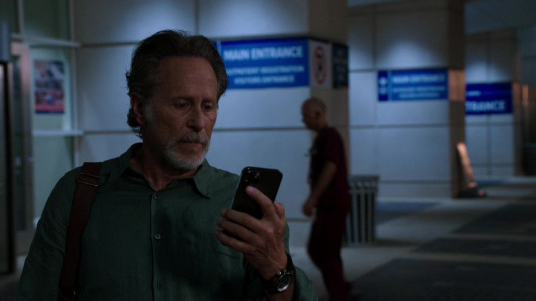 Apple iPhone Smartphone in Chicago Med S08E01 How Do You Begin to Count the Losses (2022)