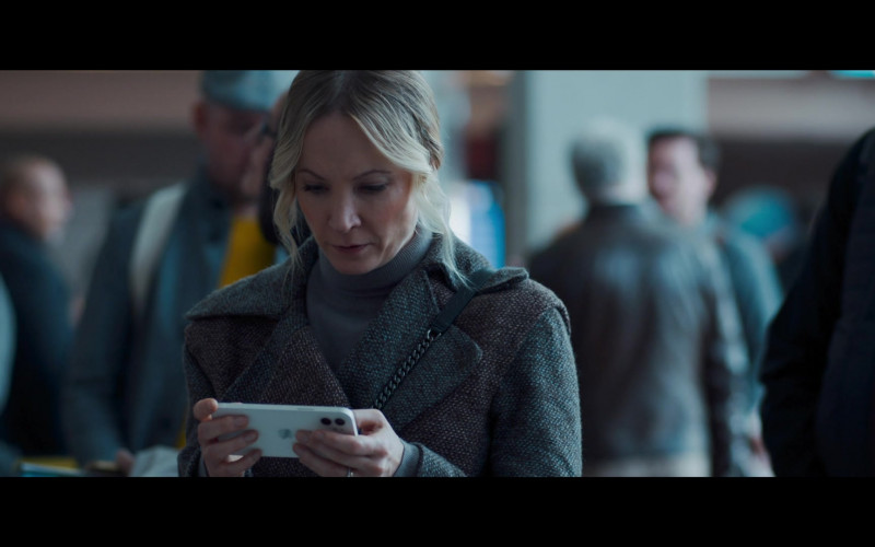 Apple iPhone Smartphone in Last Light S01E02 The Dawning (1)