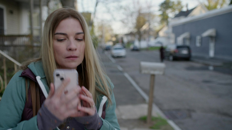 Apple iPhone Smartphone of Annie Murphy as Allison Devine-McRoberts in Kevin Can Fk Himself S02E07 The Problem (2022)