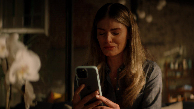 Apple iPhone Smartphone of Caitlin Bassett as Addison Augustine in Quantum Leap S01E01 July 13th, 1985 (2022)