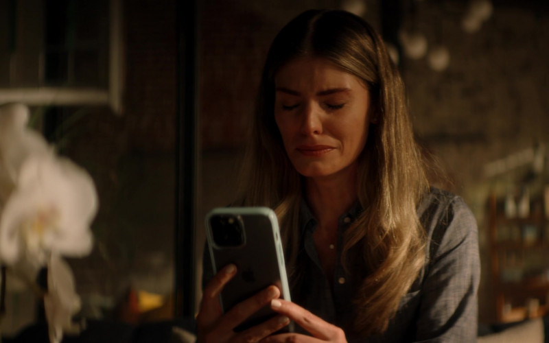 Apple iPhone Smartphone of Caitlin Bassett as Addison Augustine in Quantum Leap S01E01 July 13th, 1985 (2022)