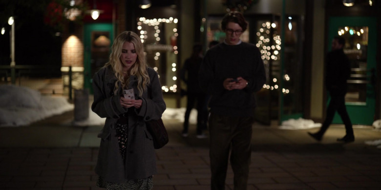 Apple iPhone Smartphone of Emma Roberts as Margot Hayes in About Fate (2)
