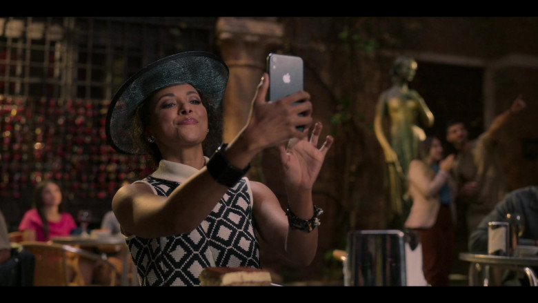 Apple iPhone Smartphone of Kat Graham as Julie Hutton in Love in the Villa (1)