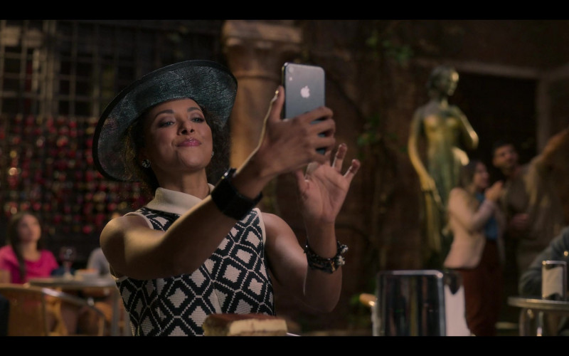 Apple iPhone Smartphone of Kat Graham as Julie Hutton in Love in the Villa (1)