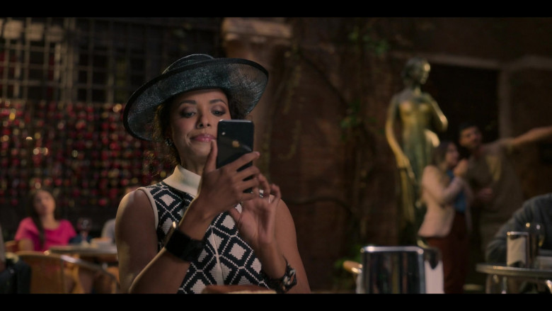 Apple iPhone Smartphone of Kat Graham as Julie Hutton in Love in the Villa (2)