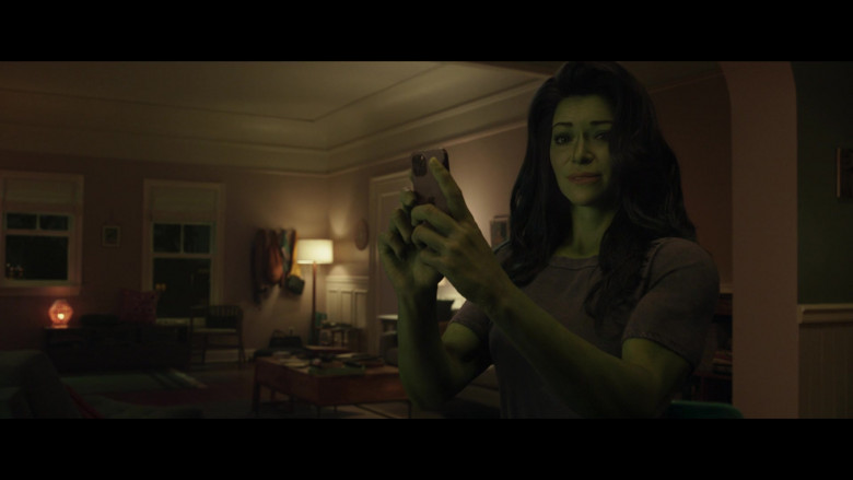 Apple iPhone Smartphone of Tatiana Maslany as Jennifer Walters in She-Hulk Attorney At Law S01E04 Is This Not Real Magic (2022)