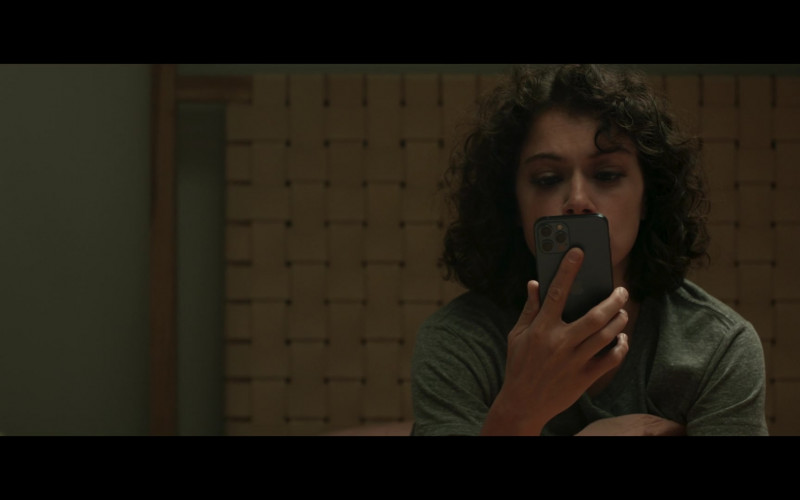 Apple iPhone Smartphone of Tatiana Maslany as Jennifer Walters in She-Hulk Attorney At Law S01E07 The Retreat (1)