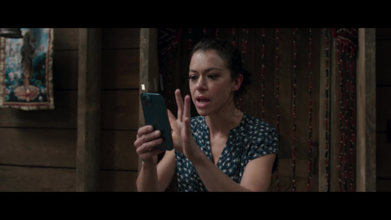 Apple iPhone Smartphone of Tatiana Maslany as Jennifer Walters in She-Hulk Attorney At Law S01E07 The Retreat (2)
