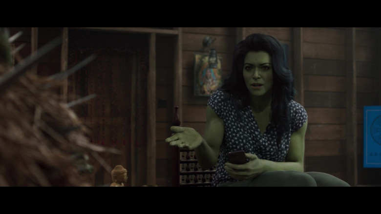Apple iPhone Smartphone of Tatiana Maslany as Jennifer Walters in She-Hulk Attorney At Law S01E07 The Retreat (3)