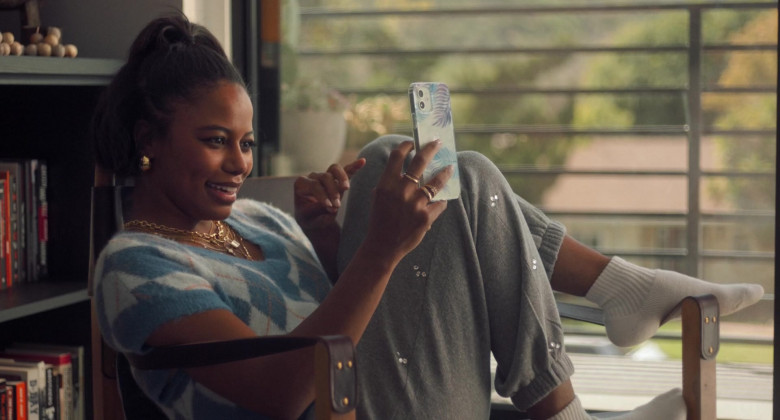 Apple iPhone Smartphone of Taylour Paige as Carla in Mack & Rita (2022)