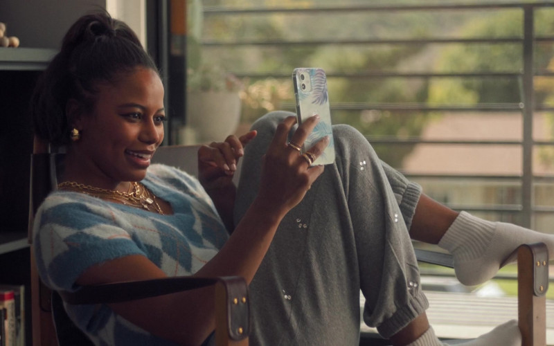 Apple iPhone Smartphone of Taylour Paige as Carla in Mack & Rita (2022)