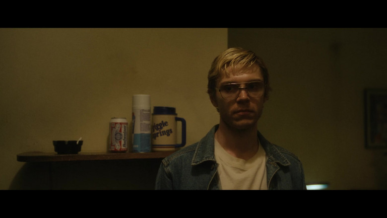 Budweiser Beer Cans in Monster The Jeffrey Dahmer Story S01E01 Episode One (2)