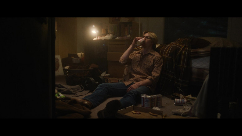 Budweiser Beer in Monster The Jeffrey Dahmer Story S01E04 The Good Boy Box (3)
