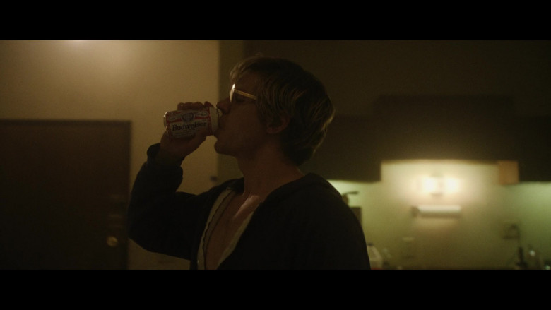 Budweiser Beer in Monster The Jeffrey Dahmer Story S01E06 Silenced (1)
