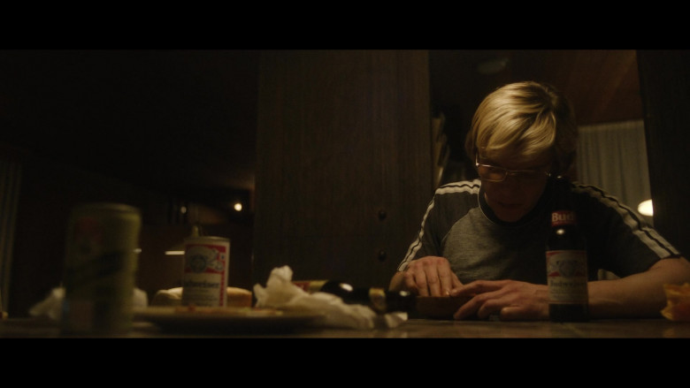Budweiser Beer of Evan Peters as Jeffrey Dahmer in Monster The Jeffrey Dahmer Story S01E03 Doin’ A Dahmer (4)