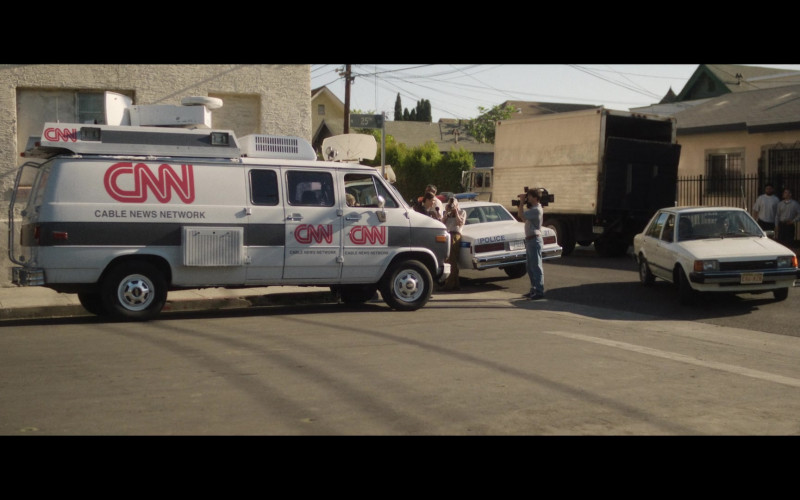 CNN Van in Monster The Jeffrey Dahmer Story S01E09 The Bogeyman (2022)