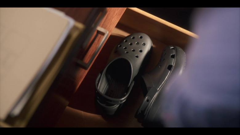 Crocs Sandals in Fate The Winx Saga S02E04 An Hour Before the Devil Fell (2022)