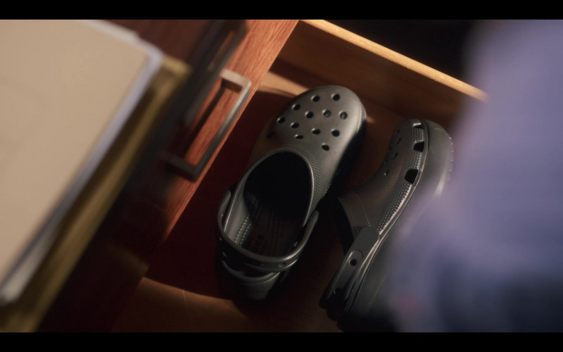 Crocs Sandals in Fate The Winx Saga S02E04 An Hour Before the Devil Fell (2022)