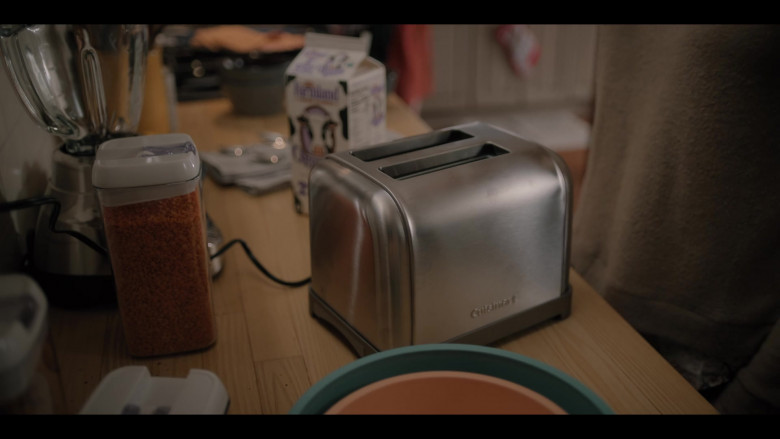Cuisinart Toaster in Devil in Ohio S01E02 Sanctuary (2022)