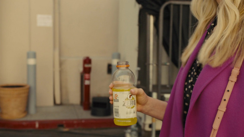 Gatorade Zero Drink of Judy Greer as Bree Marie Jensen in Reboot S01E04 Girlfriends (1)